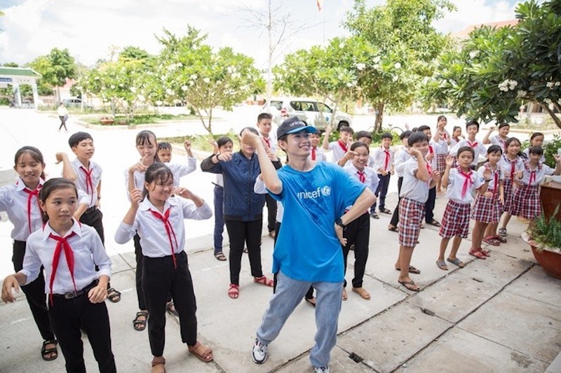 Quang Đăng cùng UNICEF cấp phát trang thiết bị ở Bến Tre